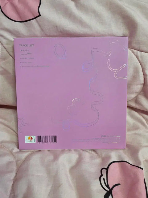 Selling QWER's 1st album.