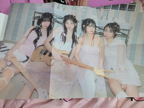 Selling QWER's 1st album.
