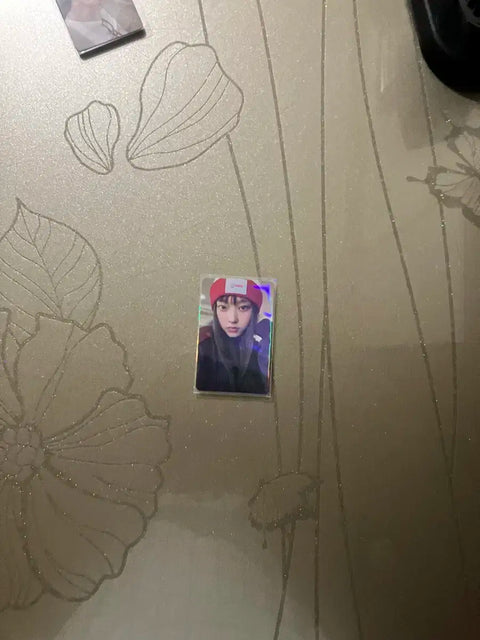 Selling Kang Hae-rin photocard.