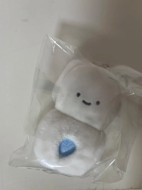 Selling an unopened Byeon Woo-seok toilet keyring.