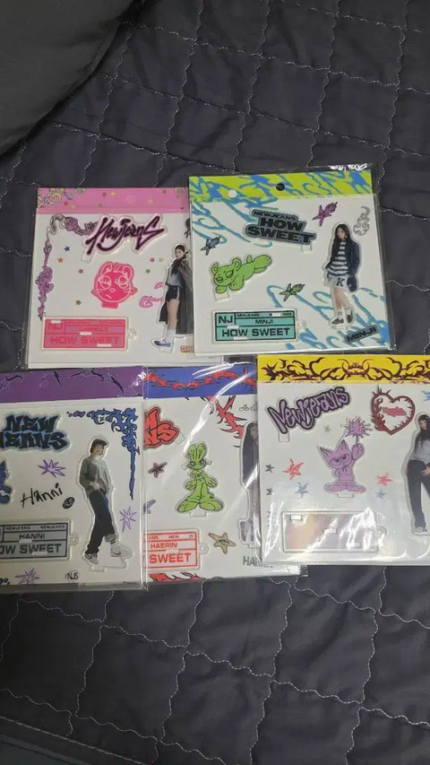 Selling NewJeans acrylic stand.