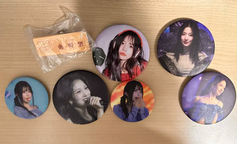 Selling fromis_9 keyring and Song Hayoung name tag.