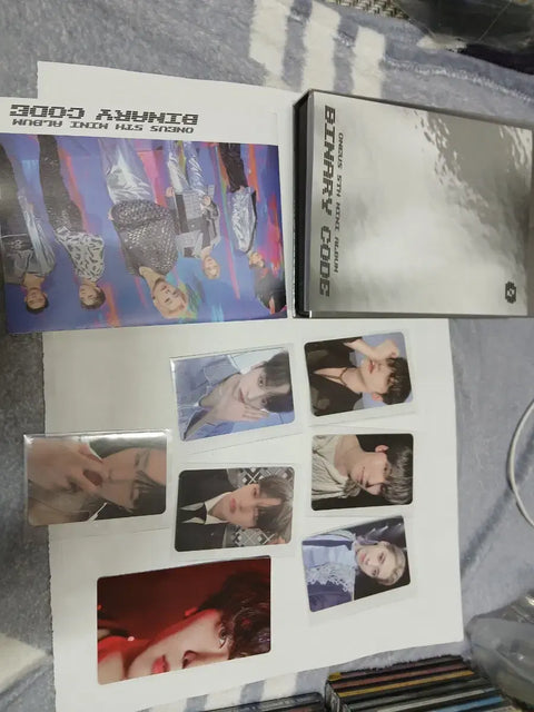 ONEUS. Autograph. Signed Album. Boy Group. K-Pop.