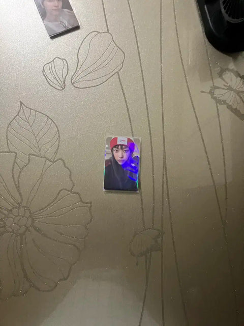 Selling Kang Hae-rin photocard.