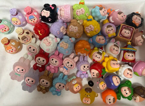 Labubu figure parts and other items as a set.