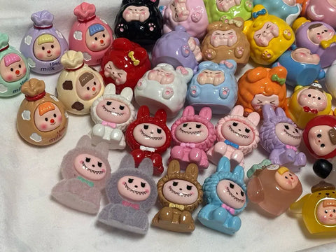 Labubu figure parts and other items as a set.