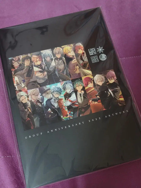 Selling IDOLiSH7 photobook.