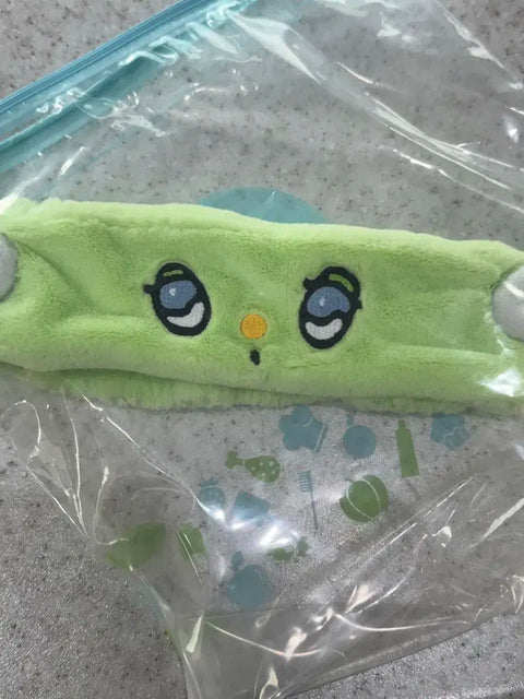 Selling 위츄 (Wichu) headband for washing face.