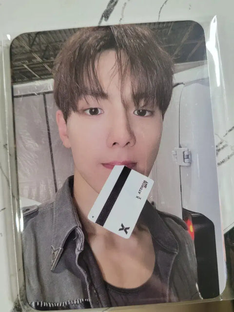 Selling Monsta X broadcast photocard and broadcast goods.