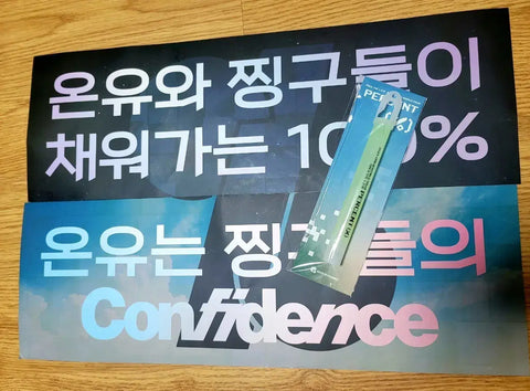 Selling ONEW THE LIVE Percent light stick and slogan.