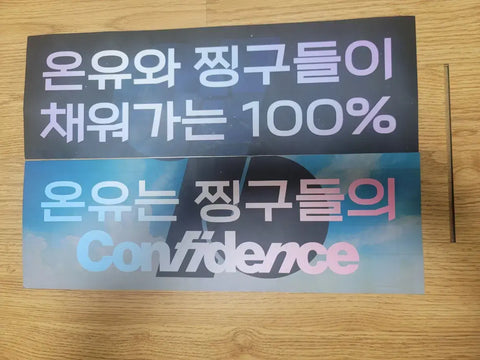 Selling ONEW THE LIVE Percent light stick and slogan.