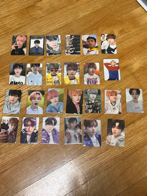 Selling Renjun official photocards as a set.