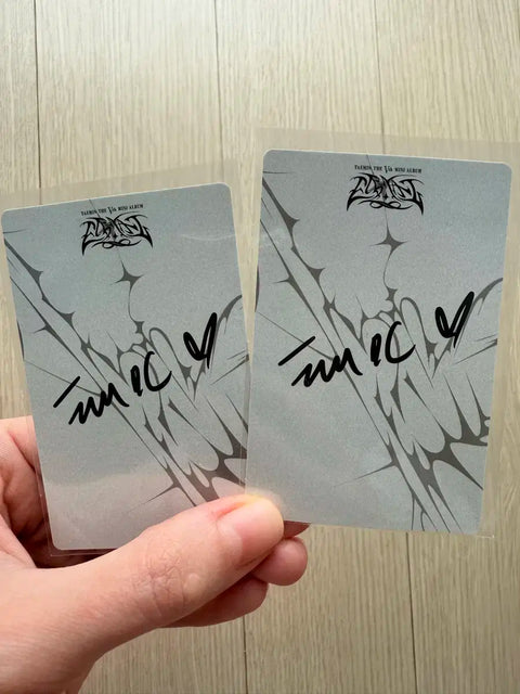 Selling Shinee Taemin photocards as a set.