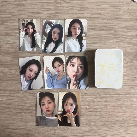 Selling Kim Ji-won fan meeting gifts (reverse support) dolls and photocards.