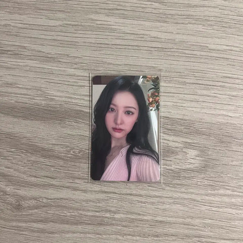 Selling Kim Ji-won fan meeting gifts (reverse support) dolls and photocards.